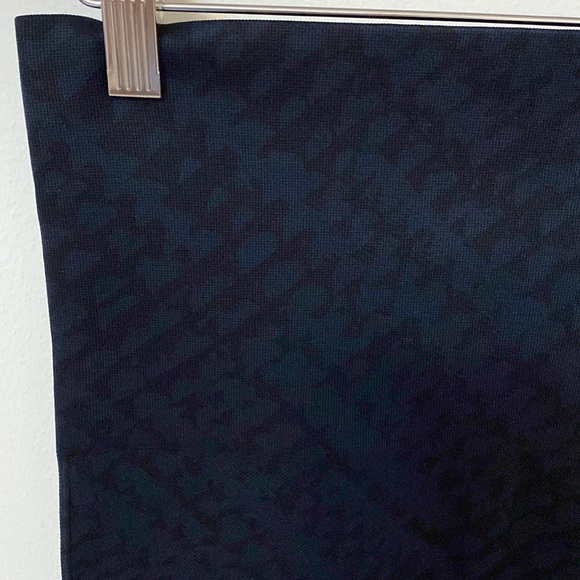 Spanx Navy Tread Seamless Camo Leggings, XLarge - Picture 4 of 11